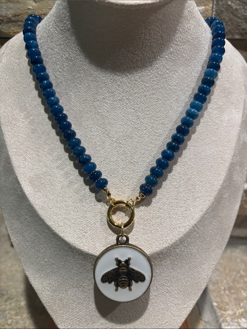 Gorgeous Natural Blue Beaded Stone Necklace with GG Bee Oebdsnt